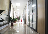 Il vetro temperato dell'ufficio divide il pavimento ai divisori insonorizzati del soffitto