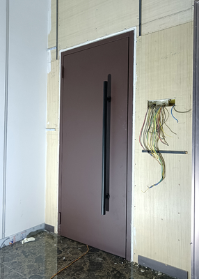 Riduzione del rumore Porta insonorizzata con telaio e soglia a metà