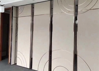 La mano ha attivato i sistemi mobili dei muri divisori insonorizzati per la convenzione dell'hotel