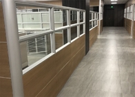 Muri divisori di legno del mezzo ufficio di altezza