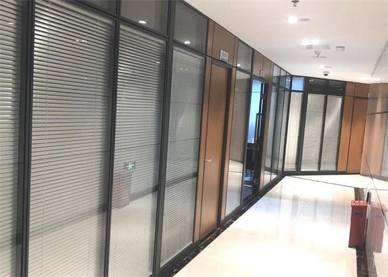 Muro divisorio fisso di altezza dell'ufficio del divisore in vetro dell'ufficio pieno della parete con i ciechi